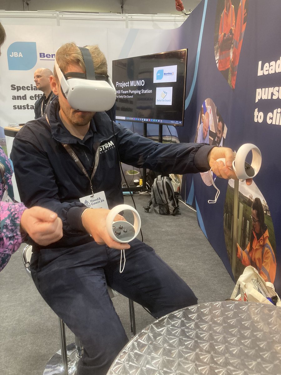 <a href="/TobyMoyse_SG/">Toby Moyse</a> looking into Virtual Reality on the <a href="/JBAConsulting/">JBA Consulting</a> stand <a href="/floodandcoast/">Flood & Coast</a>.