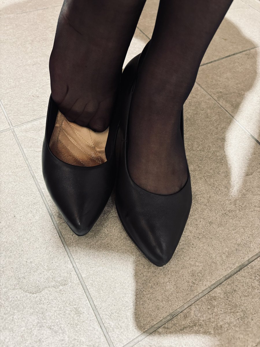 hatu2kcab's tweet photo. 好熱啊
腳指很癢😂
出來透透氣 https://t.co/MjzGjLILd8