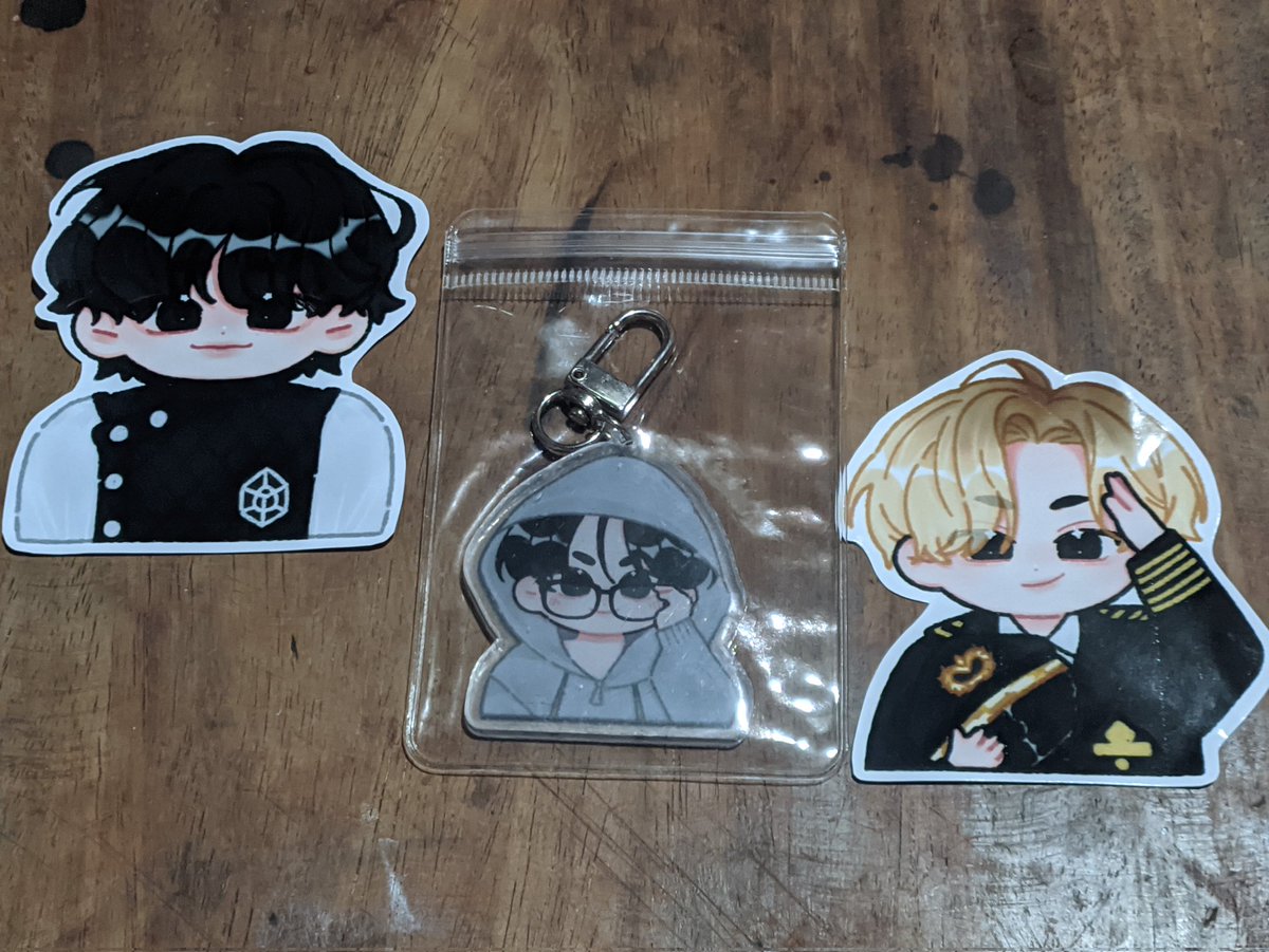 heevanized's tweet photo. 💌: @Zykyjw | @snwyhoonie

i already received the won hoodie kr >< apakacuteee!! thanks to zyk for choosing me to have this kr ihhhh labyoooi! and also kay risse, thank u rin sa sticker na binigay mo. ANG CUTE RIN😭

#zyreceived #snwyfeedbacks #rexioves https://t.co/4J8xyhl0tj