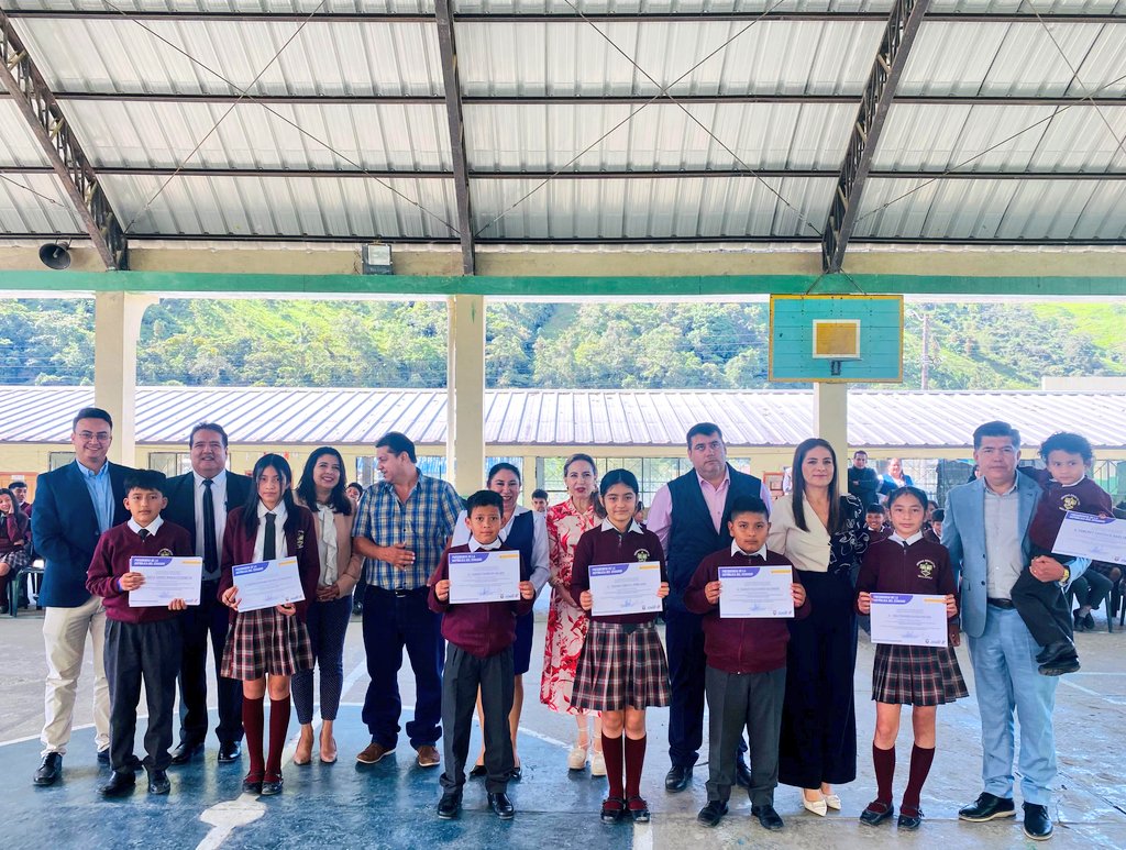 EducacionZ7_Ec's tweet photo. [PALANDA] Los estudiantes de la Unidad Educativa Valladolid recibieron más de 1.000 libros como parte de la gestión de @goberzamora, @cculturaloja, @utpl y Unión Europea. Impulsamos el desarrollo del comportamiento lector de toda la comunidad educativa.

#ElNuevoEcuadorResuelve https://t.co/p4sFYk2lbc