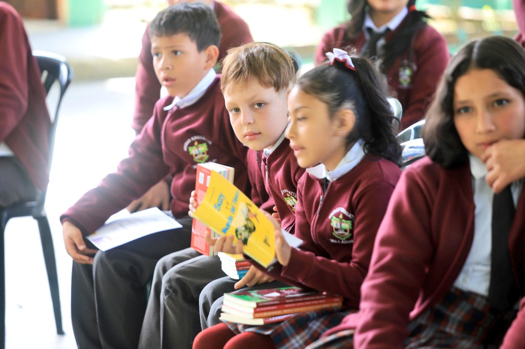 EducacionZ7_Ec's tweet photo. [PALANDA] Los estudiantes de la Unidad Educativa Valladolid recibieron más de 1.000 libros como parte de la gestión de @goberzamora, @cculturaloja, @utpl y Unión Europea. Impulsamos el desarrollo del comportamiento lector de toda la comunidad educativa.

#ElNuevoEcuadorResuelve https://t.co/p4sFYk2lbc