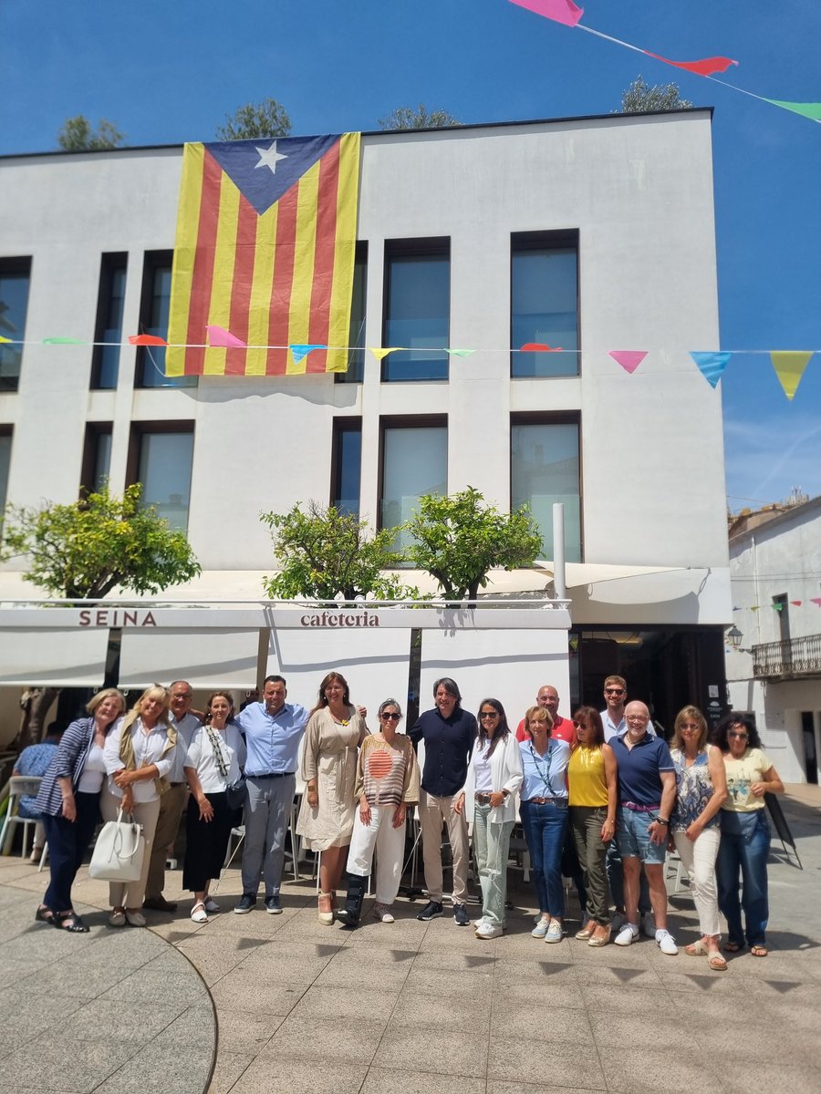 JuntsGirona's tweet photo. 📷🗳 Posteriorment, la presidenta @LauraBorras i els candidats @MarionaID i @DavidMasRosello han participat en un vermut col•loqui, acompanyats de l'alcalde, @MartiPujals, les exalcaldesses @Imma_Colom i Rosa Monrabà, el diputat @francescd i membres de l'executiva local. https://t.co/0Nn6Q0XwNV