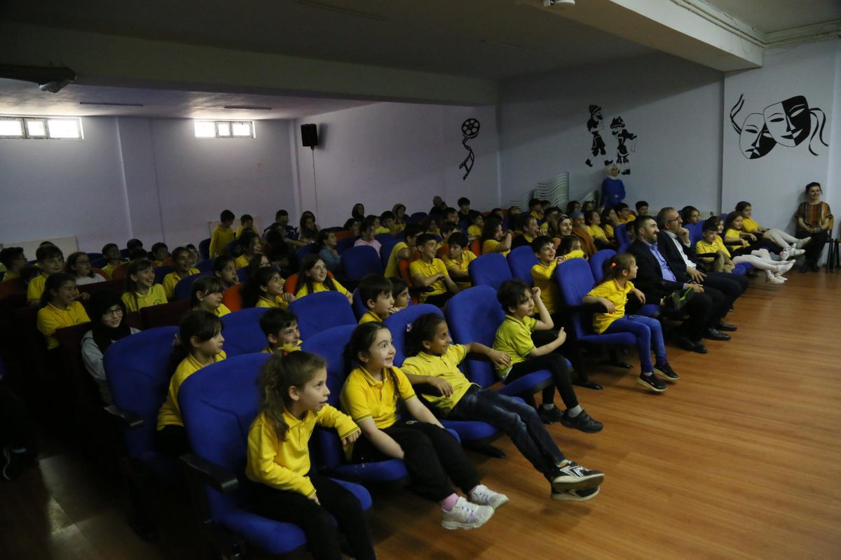 TemizRize's tweet photo. 5 Haziran Dünya çevre günü etkinlikleri kapsamında düzenlenen tiyatro gösterisi...@rahmimetin @TemizRize @FerdiByzts https://t.co/15I7n3UPPO