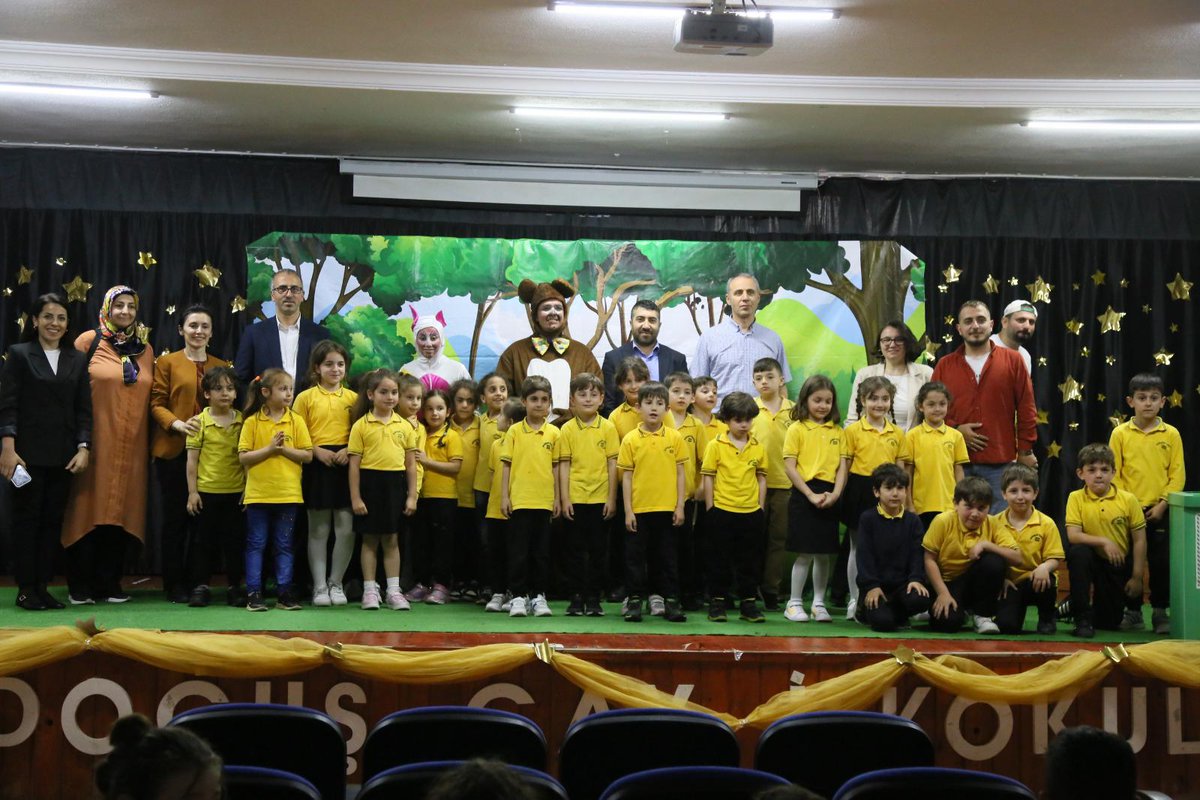 TemizRize's tweet photo. 5 Haziran Dünya çevre günü etkinlikleri kapsamında düzenlenen tiyatro gösterisi...@rahmimetin @TemizRize @FerdiByzts https://t.co/15I7n3UPPO