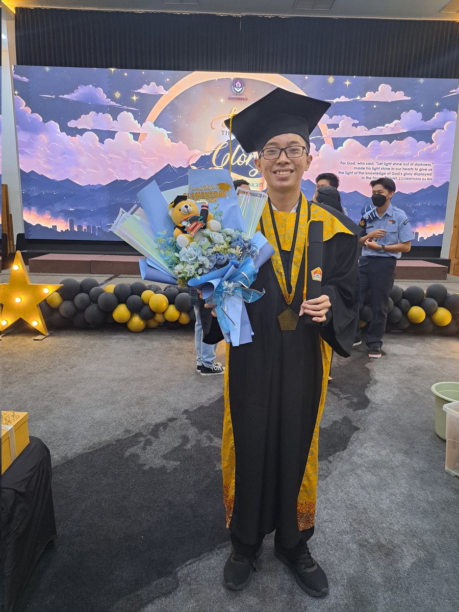clementdavv's tweet photo. tamat sekolah. https://t.co/qVeyvRXTnu
