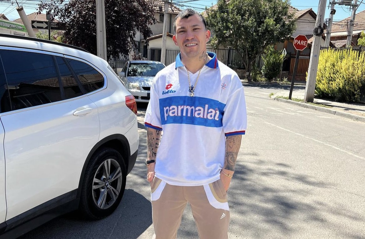 chilevision's tweet photo. “Tu casa te espera”: Hinchas de la UC inician campaña para traer de regreso a Gary Medel

👉 https://t.co/wdojmyDJdQ https://t.co/JvJyESOmKy