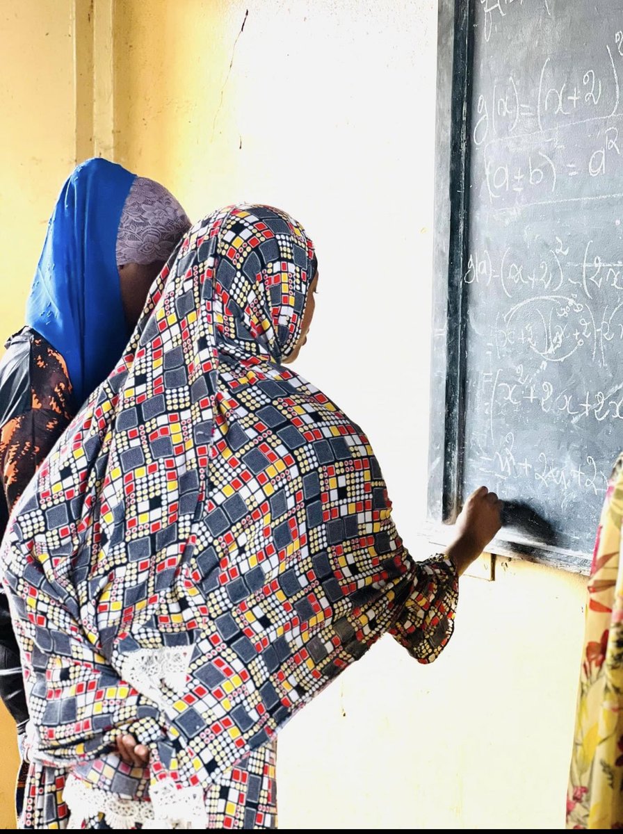 amania_algoni's tweet photo. Depuis trois ans, des sessions de mathématiques sont organisées pour les élèves de 3e en classe d'examens. Cette initiative, à laquelle je suis engagée avec U-Report 3e Arrondissement ,vise à renforcer leurs compétences et à améliorer leurs performances. https://t.co/VAMqsBRmwL