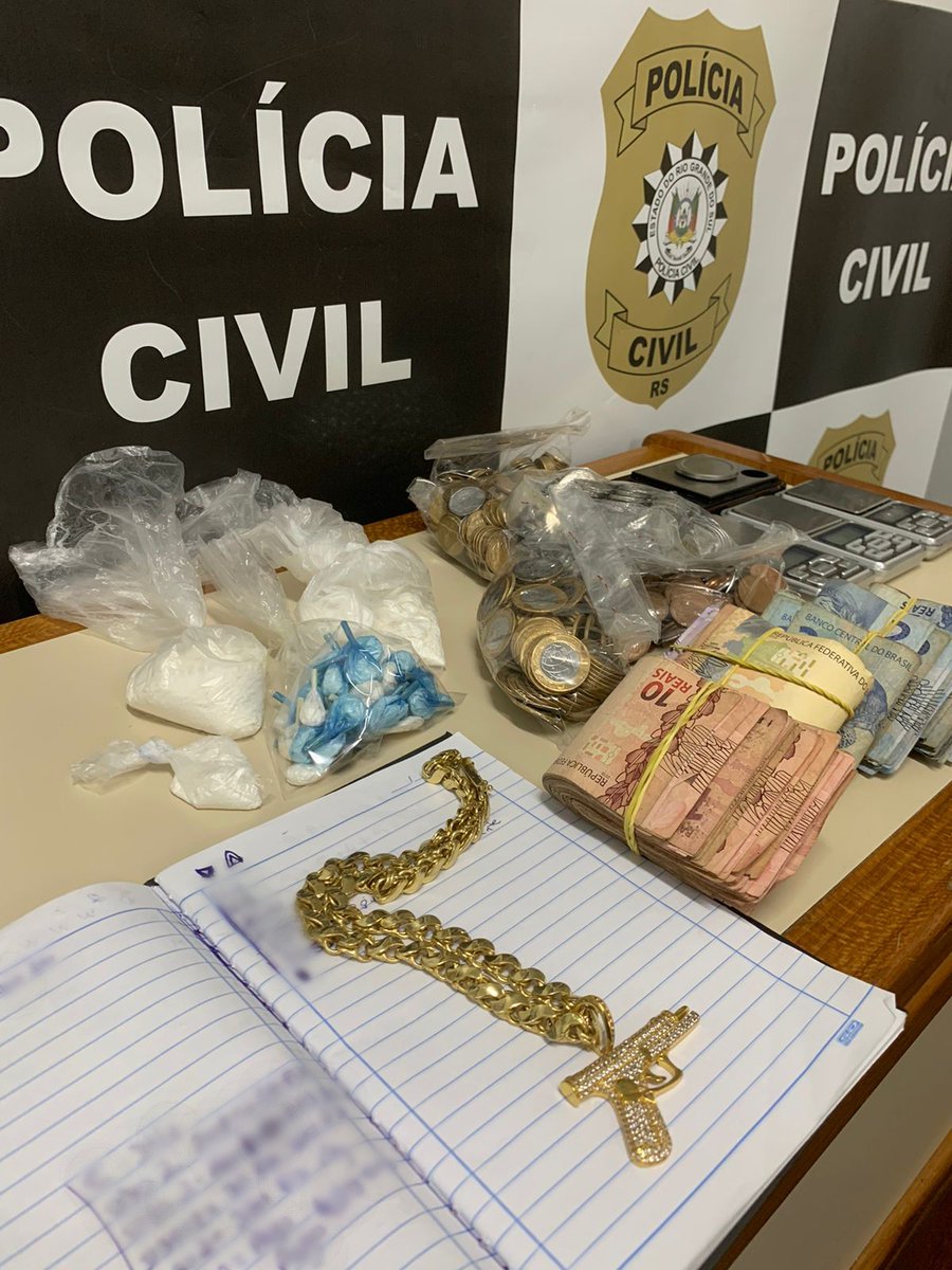 Casal é preso por tráfico de drogas no bairro Campo Novo, em Porto Alegre. Foram apreendidas porções de cocaína e maconha, balanças de precisão e cadernos contendo as anotações das vendas. #Draco_Viamão