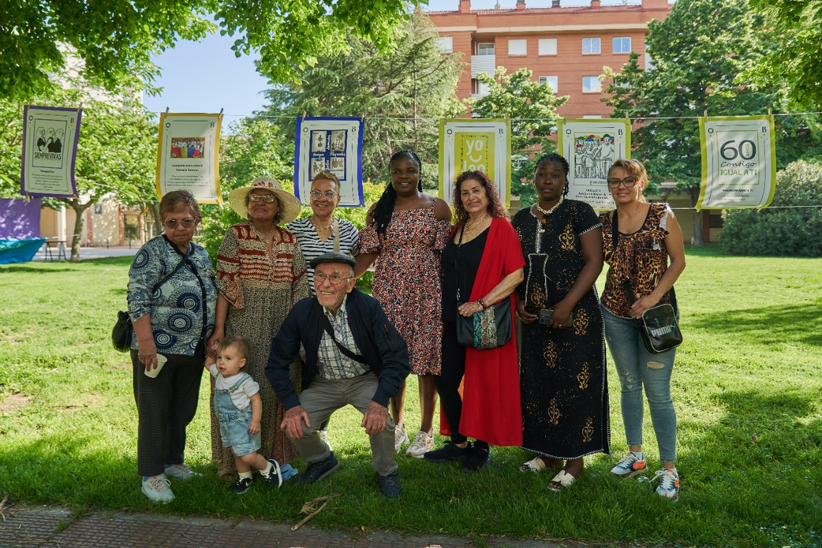 LO_Comunitario's tweet photo. 🃏¡Los barrios de Madre de Dios y San José , juegan sus cartas!🎲
🔙El pasado viernes, 24 de mayo, celebramos la acción comunitaria ''Las Cartas del barrio'', dentro de #MUACC
➡️Lee la noticia completa en: https://t.co/wYoMWIqlmH
📸 Fotografías @andreaaragonproducciones https://t.co/PBgR4ErlbJ