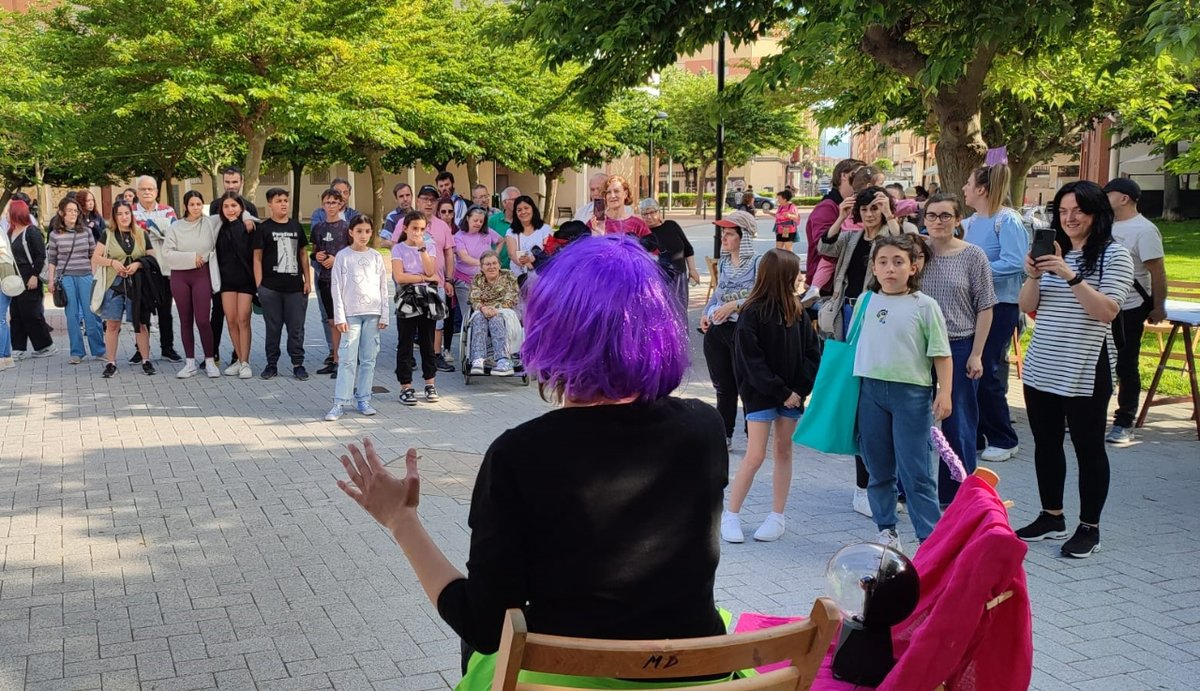 LO_Comunitario's tweet photo. 🃏¡Los barrios de Madre de Dios y San José , juegan sus cartas!🎲
🔙El pasado viernes, 24 de mayo, celebramos la acción comunitaria ''Las Cartas del barrio'', dentro de #MUACC
➡️Lee la noticia completa en: https://t.co/wYoMWIqlmH
📸 Fotografías @andreaaragonproducciones https://t.co/PBgR4ErlbJ