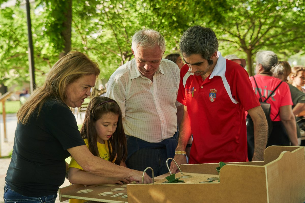 LO_Comunitario's tweet photo. 🃏¡Los barrios de Madre de Dios y San José , juegan sus cartas!🎲
🔙El pasado viernes, 24 de mayo, celebramos la acción comunitaria ''Las Cartas del barrio'', dentro de #MUACC
➡️Lee la noticia completa en: https://t.co/wYoMWIqlmH
📸 Fotografías @andreaaragonproducciones https://t.co/PBgR4ErlbJ