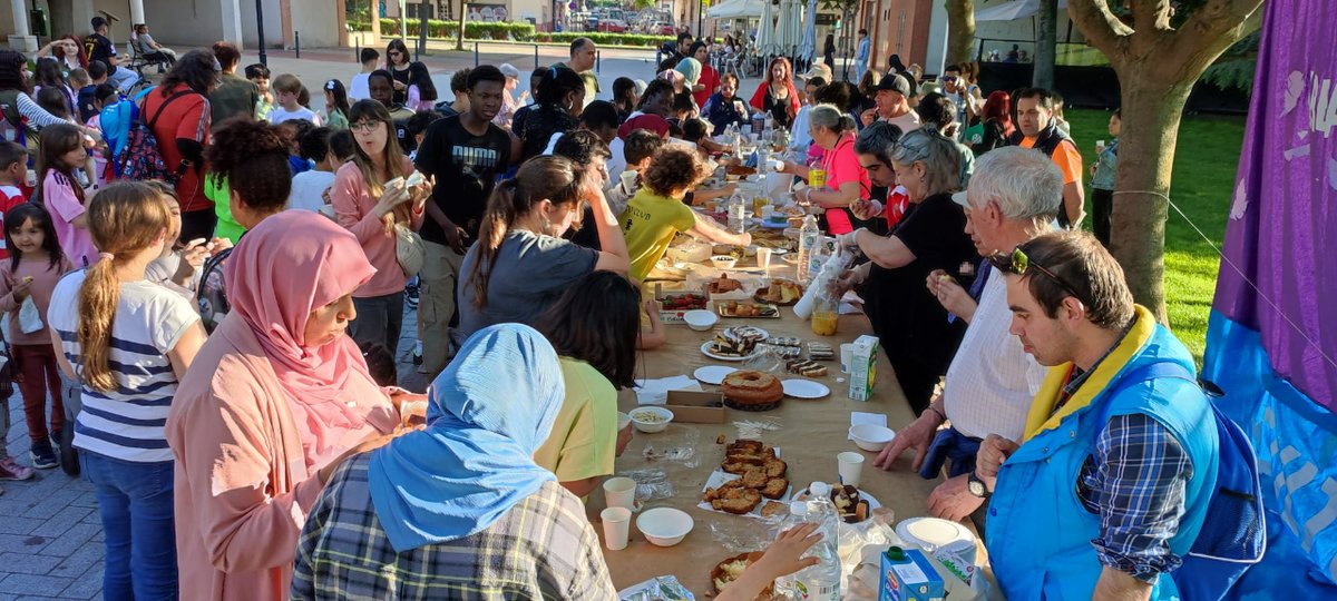 LO_Comunitario's tweet photo. 🃏¡Los barrios de Madre de Dios y San José , juegan sus cartas!🎲
🔙El pasado viernes, 24 de mayo, celebramos la acción comunitaria ''Las Cartas del barrio'', dentro de #MUACC
➡️Lee la noticia completa en: https://t.co/wYoMWIqlmH
📸 Fotografías @andreaaragonproducciones https://t.co/PBgR4ErlbJ