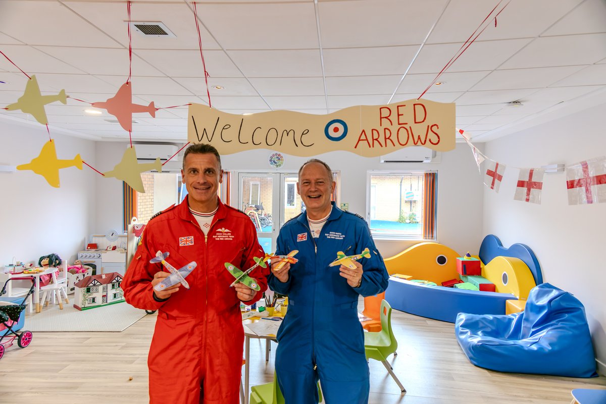 HelpStAndrews's tweet photo. A huge thank you to the fantastic @rafredarrows, who flew into Andy's Children's Hospice this week with a donation of £5,000 from their Trust, which has funded a specialist bed.

Read more at https://t.co/5VhfA4mCQr

#redarrows #displayteam https://t.co/nfa2MRDLre