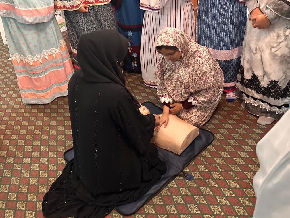 Bohras_MidEast's tweet photo. Empowering communities with life-saving skills is essential.

The @Dawoodi_Bohras of #Ajman hosted a comprehensive first-responders training session, equipping participants with essential skills in firefighting, CPR, and emergency response.

#CommunitySafety https://t.co/PsnN05US03