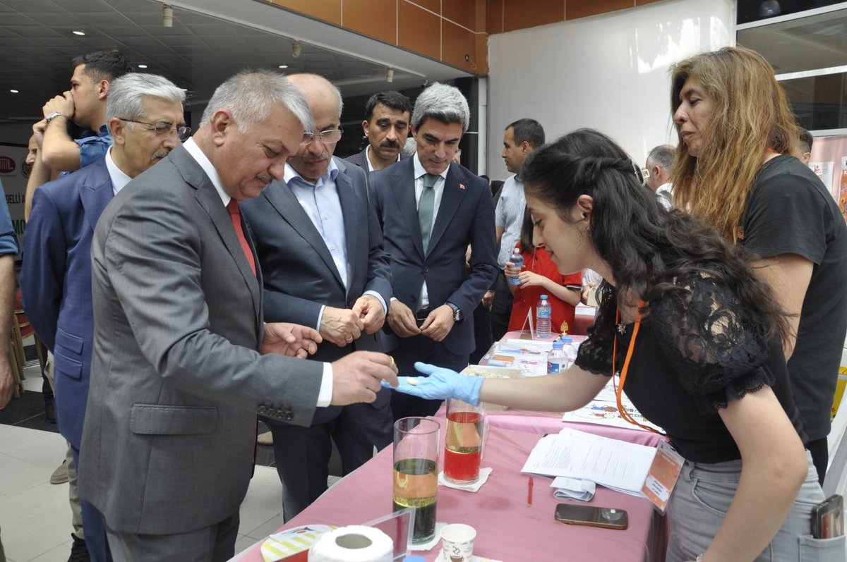 MalatyaMem's tweet photo. TÜBİTAK 4007 Bilim Şenlikleri programı kapsamında desteklenen ve 3️⃣ gün sürecek olan şenlikte Öğrencilerimiz büyük bir özveriyle beceri temelli atölyelerde hazırladıkları projelerini sergilemeye devam edecek… ✅👍

📍MABESEM Sanat Sokağı

@Tubitak 
#KöklerdenGeleceğe 
#TürkiyeYüzyılıMüfredatı