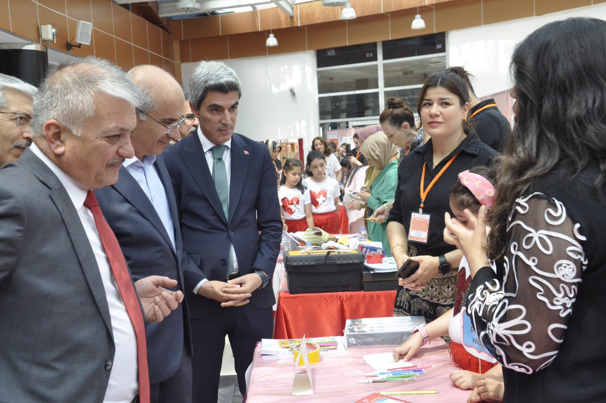 MalatyaMem's tweet photo. TÜBİTAK 4007 Bilim Şenlikleri programı kapsamında desteklenen ve 3️⃣ gün sürecek olan şenlikte Öğrencilerimiz büyük bir özveriyle beceri temelli atölyelerde hazırladıkları projelerini sergilemeye devam edecek… ✅👍

📍MABESEM Sanat Sokağı

@Tubitak 
#KöklerdenGeleceğe 
#TürkiyeYüzyılıMüfredatı