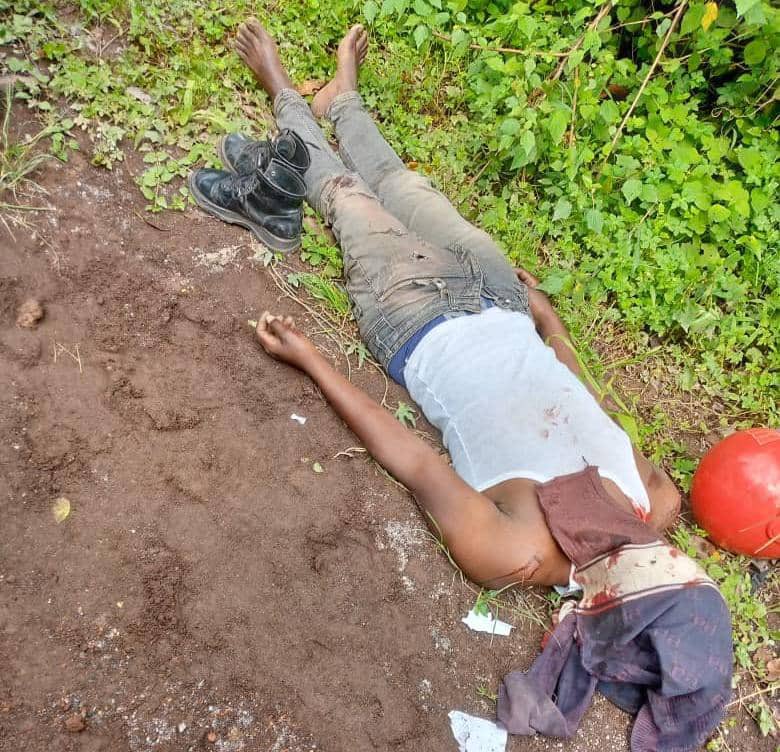 ALahatane's tweet photo. La vie dans les zones contrôlées par les terroristes du M23/RDF par des assassinats ciblées. Monsieur #SHUKURU un motard de son état et habitant de #Kiwanja est trouvé mort à Mwaro entre Kiwanja et Kibumba.@hrw https://t.co/Y7S8upHQey