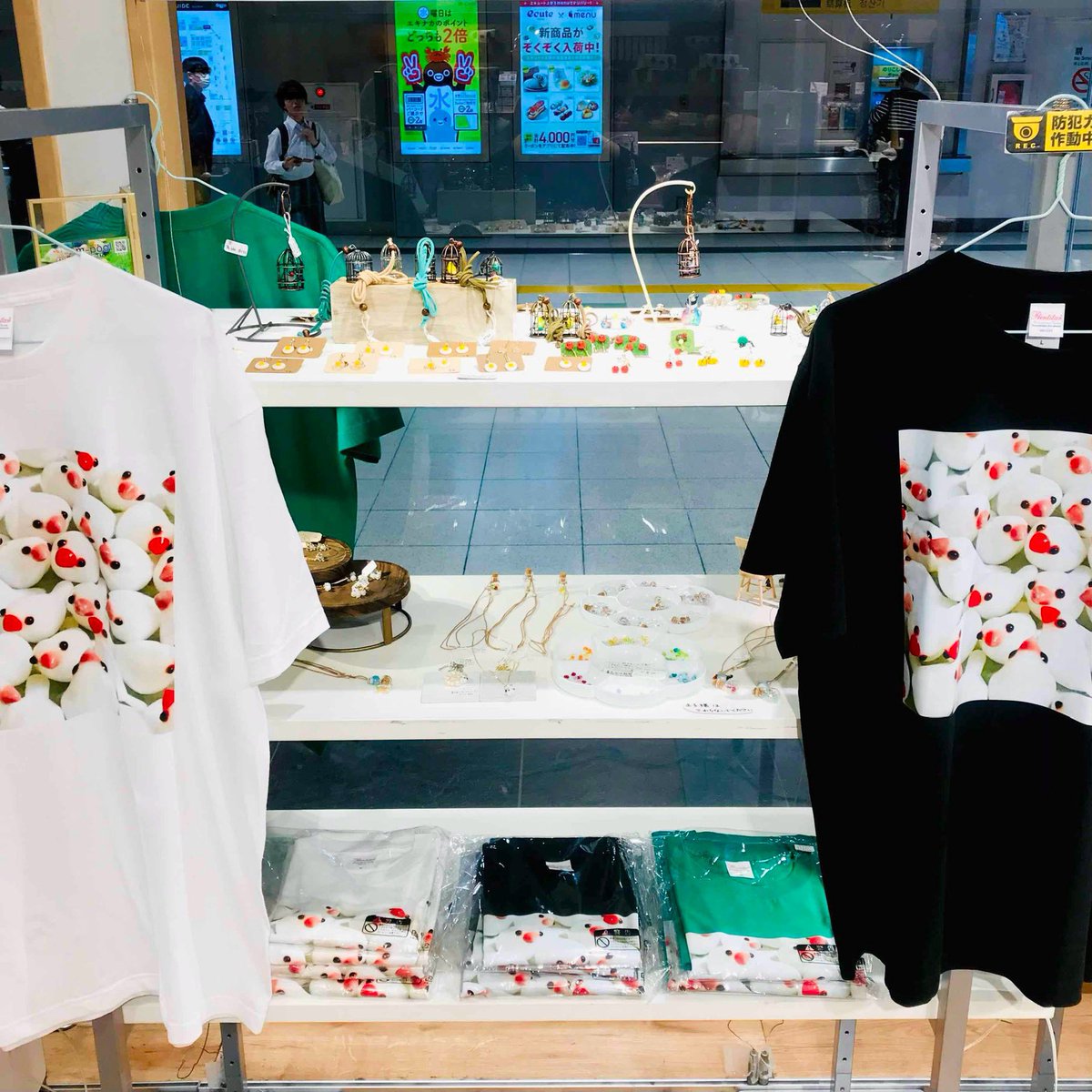 event_how's tweet photo. 上野駅3階は本日よりm-poolさんが登場。
HOW HOUSE ACCESSORIES GARDEN
平日10:00〜22:00 土日祝21:00まで
最終日20:00閉場
会場:ecute上野イベントスペース
※入谷改札から入ってすぐ(改札内)
#howhouse #accessoriesgarden #上野 #ecuteueno #アクセサリー #kittunaswadu #mpool https://t.co/YtUZEFqOy7