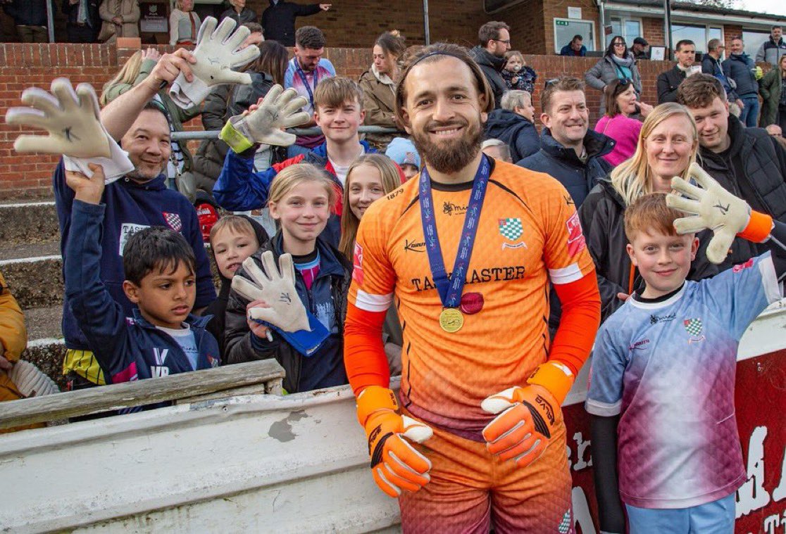 Can’t believe that Zaki Oualah is still without a club 🧤

One of the best keepers in non league last season. Won the league with Chesham 🏆

Fantastic distributor too, and left footed, which offers a lot to sides in possession

18 clean sheets. Won’t be short of interest 👀