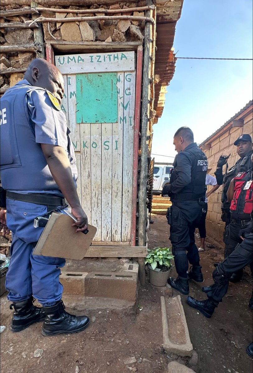 _ArriveAlive's tweet photo. Decomposing body discovered in Mhlasini https://t.co/ujCrfdAvzF
#ArriveAlive #BodyDiscovered @ReactionUnitSA https://t.co/uAbKWjb01D