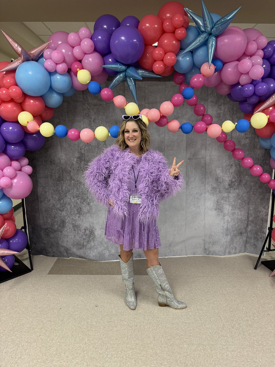 Brenny_Kummer's tweet photo. Embracing the theme ๐ Check out my session at 10 AM: Bejeweled with Canva ๐โจ Iโm very easy to find today ๐ #spark24 #sparksummit2024 #spark2014 https://t.co/gMsGPoEHLp