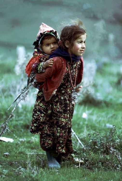 TopgiderH's tweet photo. Saddam’ın zulmünden kaçan bir Kürt kızı.
Sağ ayağı çıplak.
Tek ayakkabıyla dağlara vurmuş.
Teslim olmamış.
Sırtında küçük bir çocuk.
Bu halk özgürlük için çok bedel ödedi ve ödüyor.
Halka güvenin, halka dönün.
Çare halktadır. https://t.co/KlzGAs1RvX