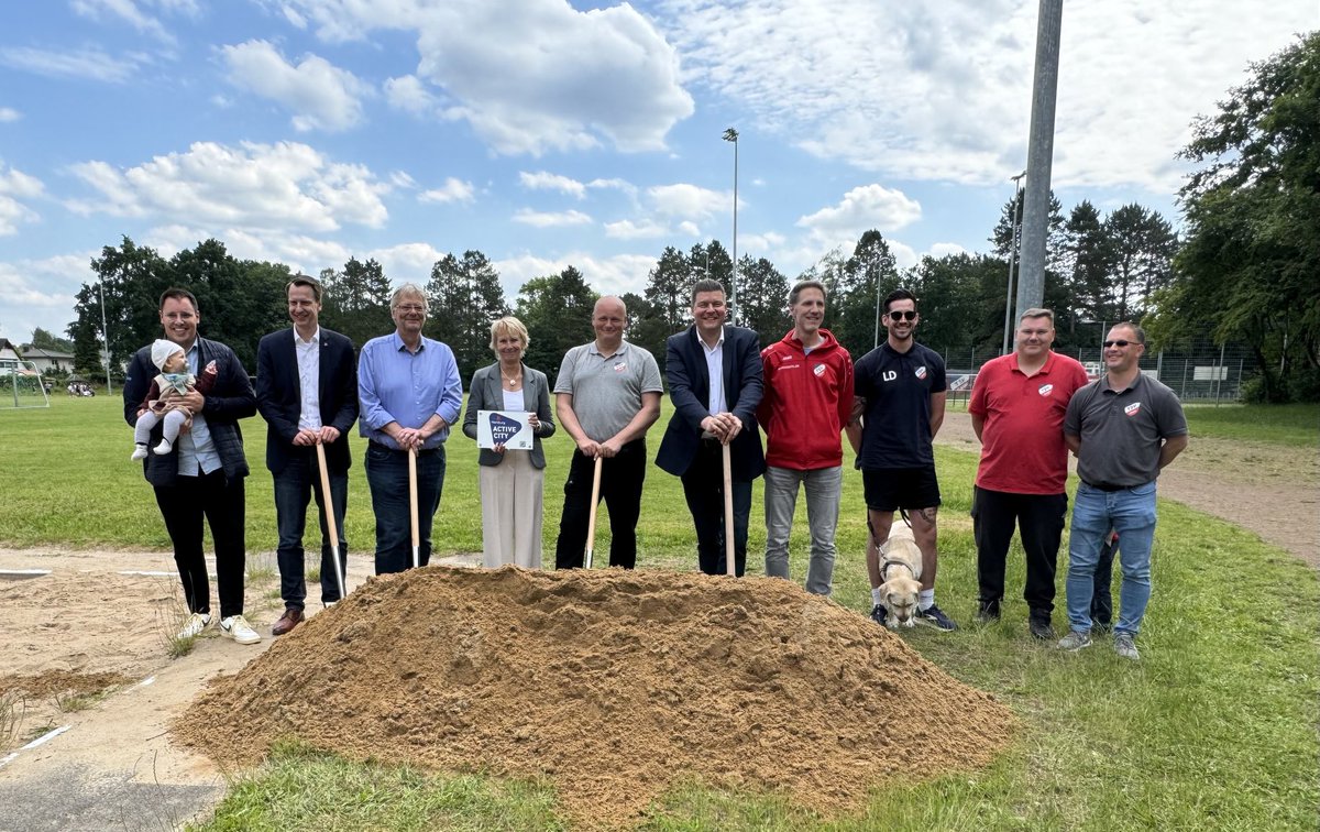 ADressel's tweet photo. Endlich geht es los mit der Sanierung des Sportplatzes #Petunienweg des #TSV #Sasel🏗️👍! Alle haben mitgeholfen, um knapp 2,5 Mio.€ zu mobilisieren💪: investiver Quartiersfonds, ⁦⁦@FHH_FB⁩ @hh_bwfgb⁩, bezirkliches Sportstättenmanagement - und der Verein selbst🙏🤝😉! https://t.co/yYnYPiBooJ