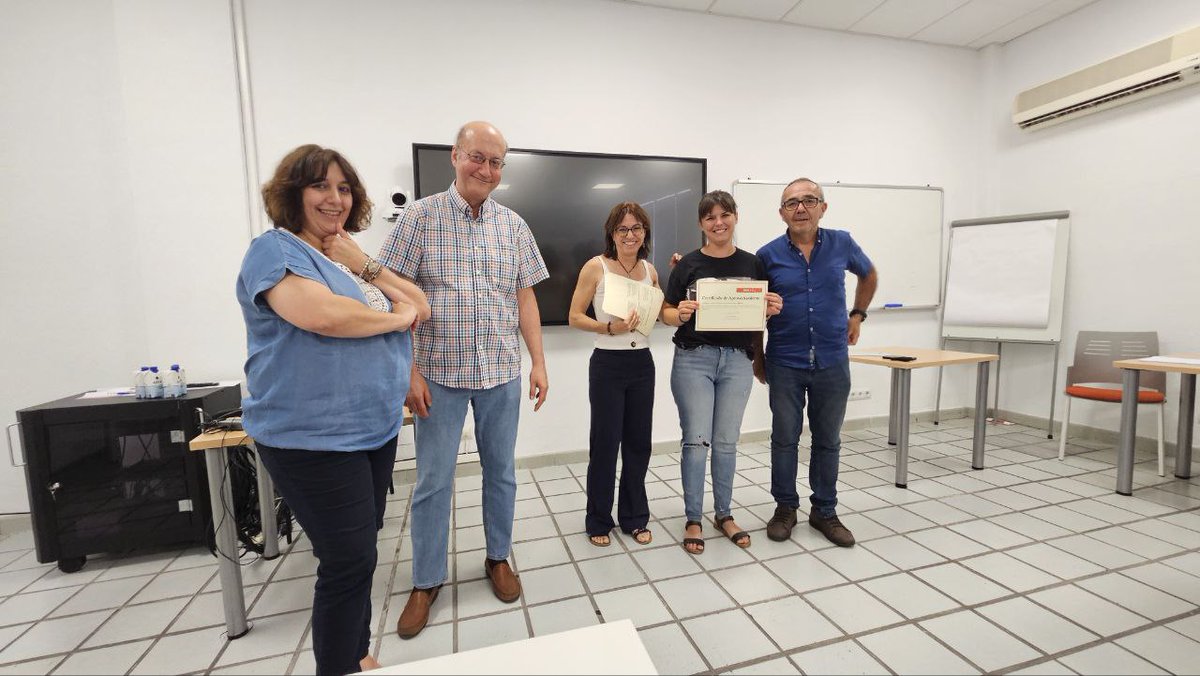 <a href="/CCOO/">Comisiones Obreras</a> <a href="/jcoscu/">J.Coscu</a> <a href="/celiadoval/">Celia</a> <a href="/aurora_martnez/">Aurora Martínez</a> <a href="/Muedra16/">Gabriel Hdez.</a> <a href="/gestheruiz/">Esther Ruiz</a> @MarinubeRG <a href="/ssn1991/">Sandra S.N.</a> <a href="/fufet977/">Mikel Vadell</a> <a href="/MujerCCOOCan/">MujerCCOOCanarias</a> Despedida y entrega de diplomas de la Escuela del Trabajo de <a href="/CCOO/">Comisiones Obreras</a> con el colofón final del cierre con <a href="/UnaiSordo/">Unai Sordo</a>
Mucha emoción y alguna que otra lágrima con foto final de grupo incluida. 
¡Hasta pronto!