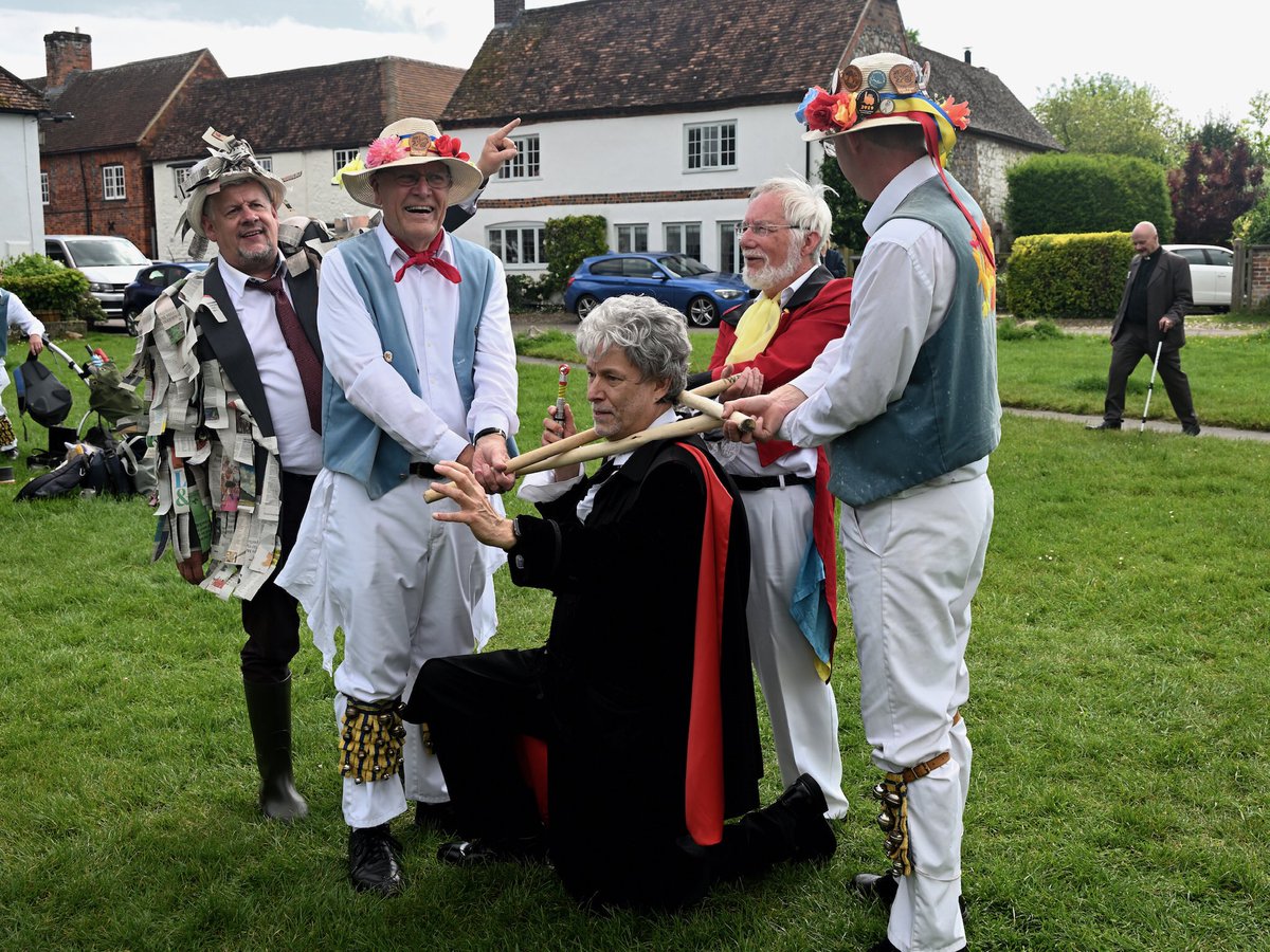 @LucyMcCaul @WhosAtThePlayho <a href="/IcknieldWayMM/">Icknield Way Morris Men</a> Special thanks to them for posing for this photo.