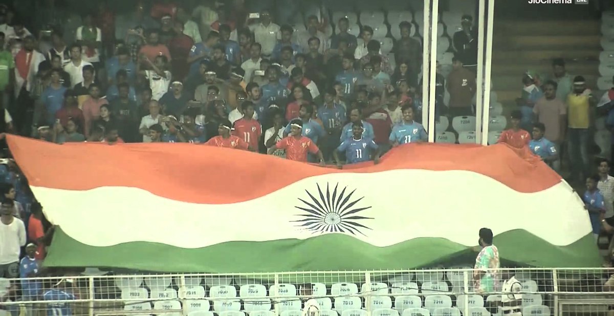 KhelNow's tweet photo. Indian football fans put up several tifos 🔥

Credit: Jio Cinema 

#INDKUW #indianfootballteam #sunilchhetri #FIFAWorldCupQualifiers https://t.co/GF4naVYtAS
