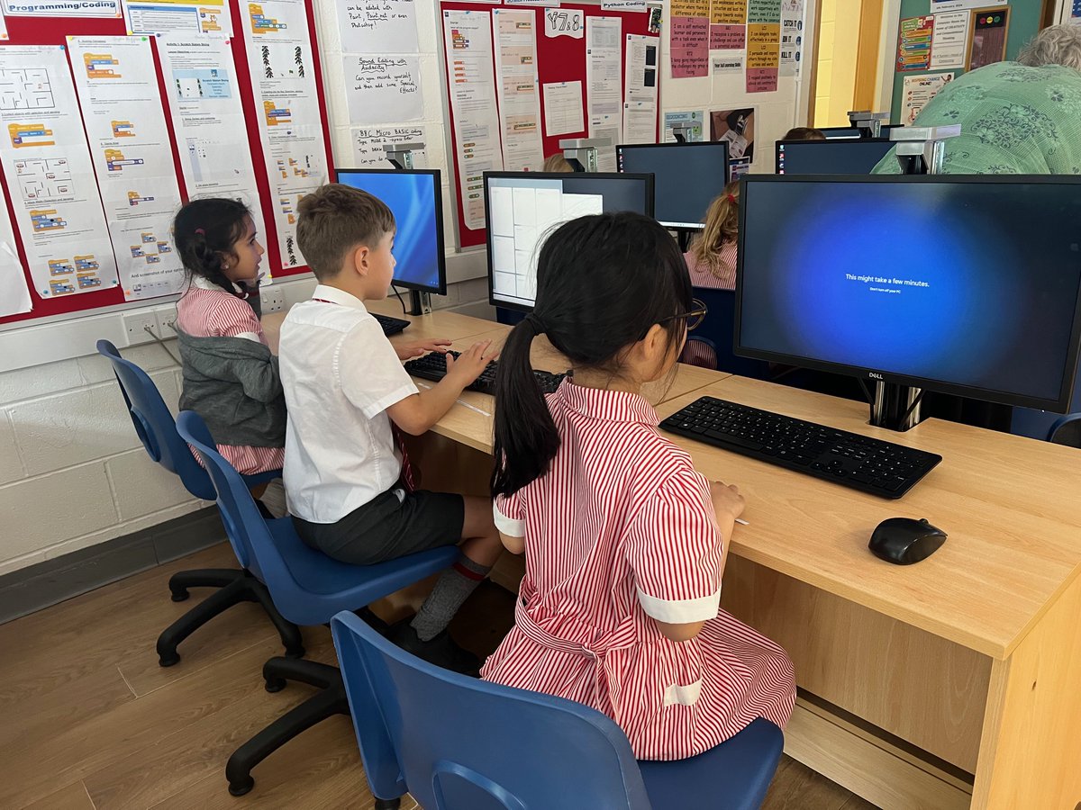 BGS_LowerSch's tweet photo. We visited the Computing room today! #BGS_Year2 #BGS_Computing https://t.co/qpDa61lq6m