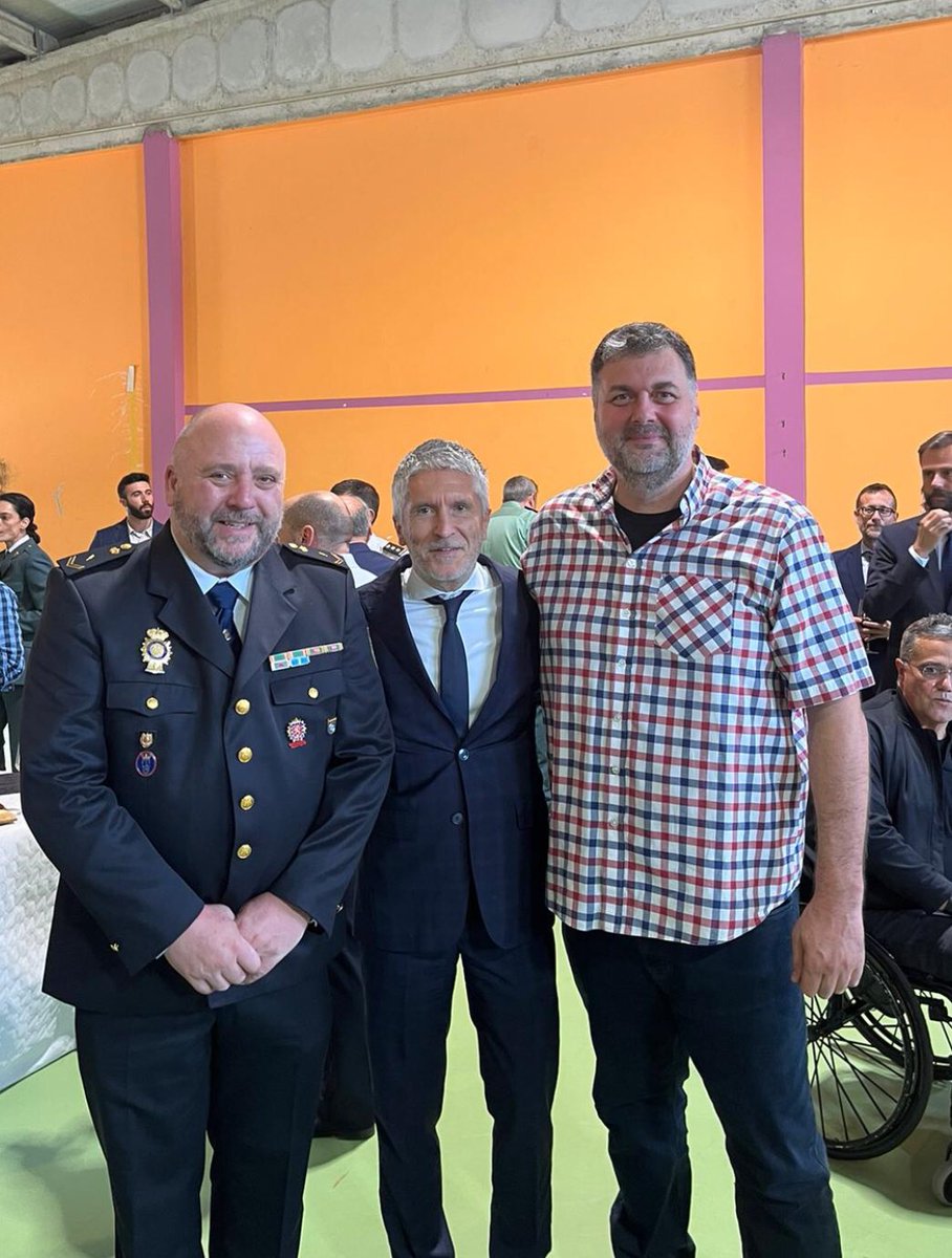 Nuestro cole y <a href="/ViorAlberto/">Alberto VIOR</a> hemos sido uno de los 10 distinguidos a nivel nacional por el <a href="/interiorgob/">Ministerio del Interior</a> por el trabajo realizado estos años dentro del Plan Director para la convivencia y mejora de seguridad de los centros <a href="/GobAsturias/">Principado de Asturias</a>  <a href="/AdrianBarbon/">🌹 Adrián Barbón 💙💛</a> <a href="/DelGob_Asturias/">Delegación del Gobierno en Asturias</a> <a href="/RTPAOficial/">RTPA</a>