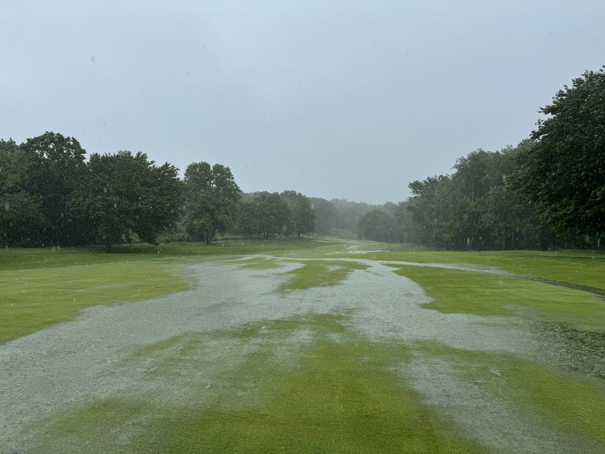 WLagasseTurf's tweet photo. Course is getting absolutely pummeled right now! Time to sling some sand! @DunningSandman #DroppingLoads https://t.co/3pyXoTWyxh