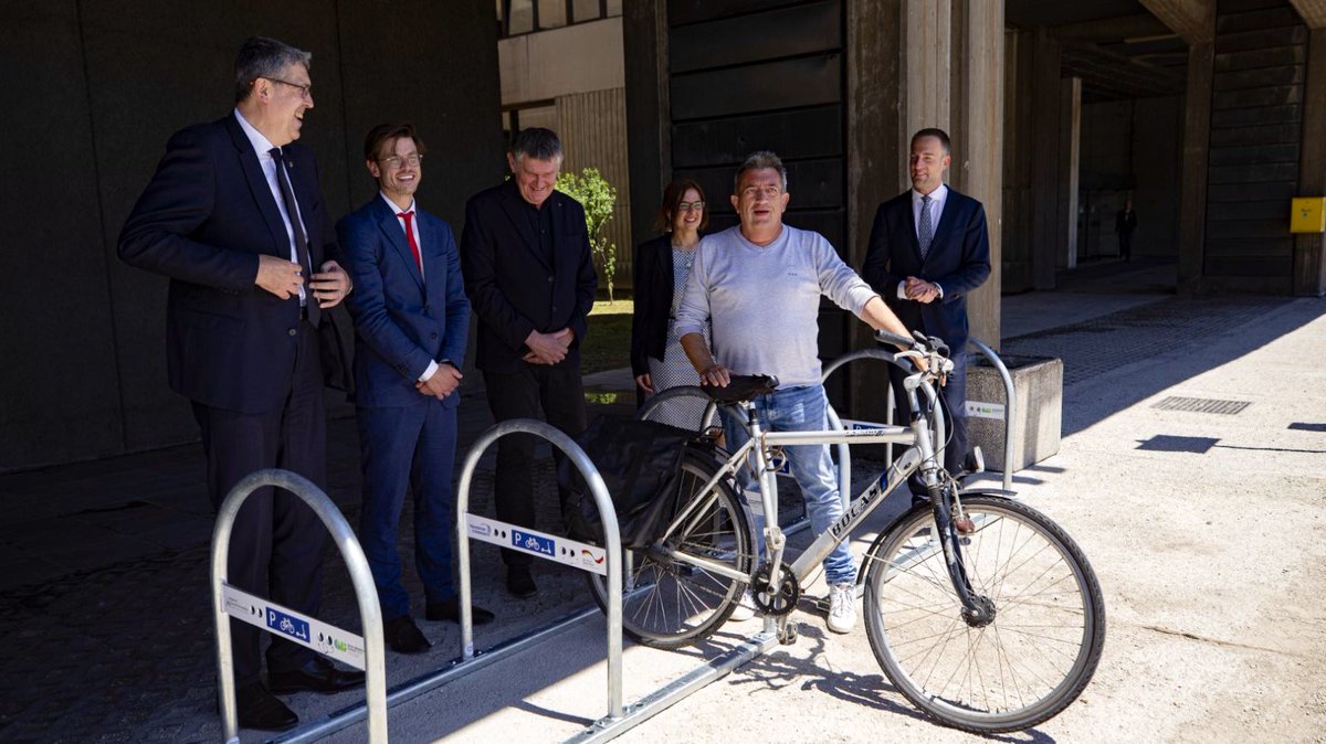 MZakonjsek's tweet photo. Small steps to greener mobility. Within our #GreenMobilitySummit , we gifted a bike stand to the citizens of Sarajevo who bike & promote sustainable ways mobility
Happy to join representatives of City of Sarajevo, German Embassy, GIZ & BHTV in a joint small inauguration ceremony https://t.co/ra46WFheW7