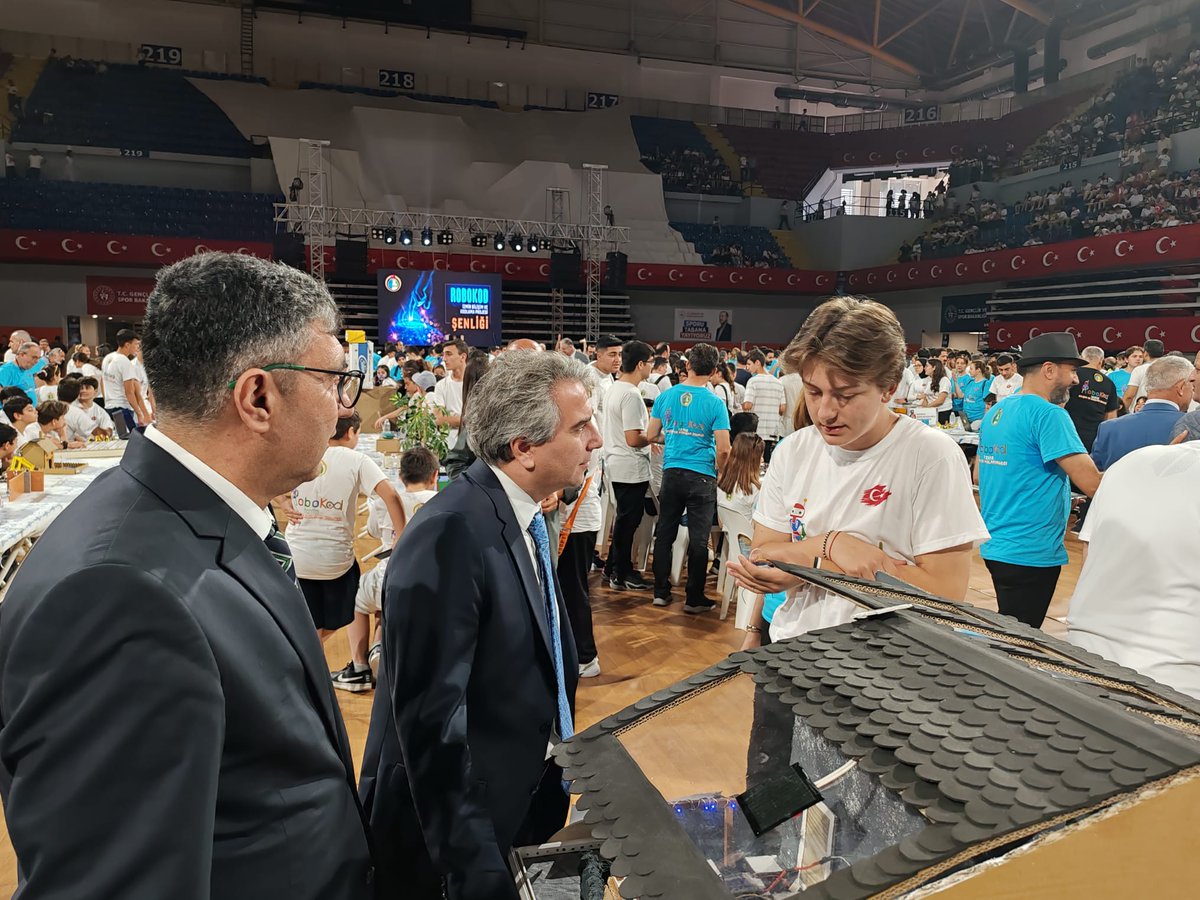 ROBOKOD Proje Ekibimize  desteklerini esirgemeyen Kaymakamımız Sayın Vural Karagül, projenin açılış gününde de Ekibimizi yalnız bırakmadı. Projeler ile tek tek ilgilenen Sayın Kaymakamımız, İlçe M.E.M.Aydın Yüzbaşıoğlu’na veekibimize teşekkür etti
#Robokodİzmir 
<a href="/aydinyuzbasiogl/">Aydın YÜZBAŞIOGLU</a>