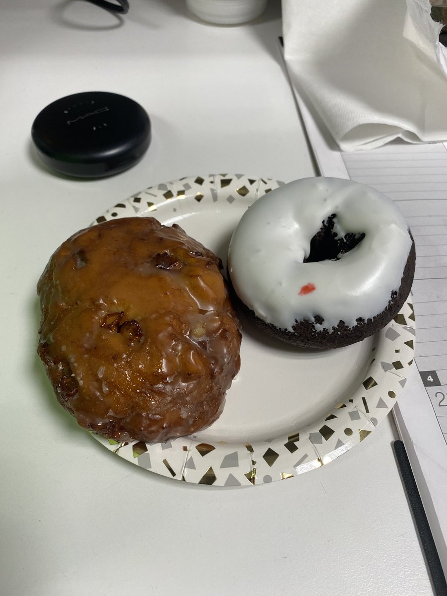 wsyx6's tweet image. Most people only take one doughnut. Then there’s @KurtWSYX6.

#notfetch