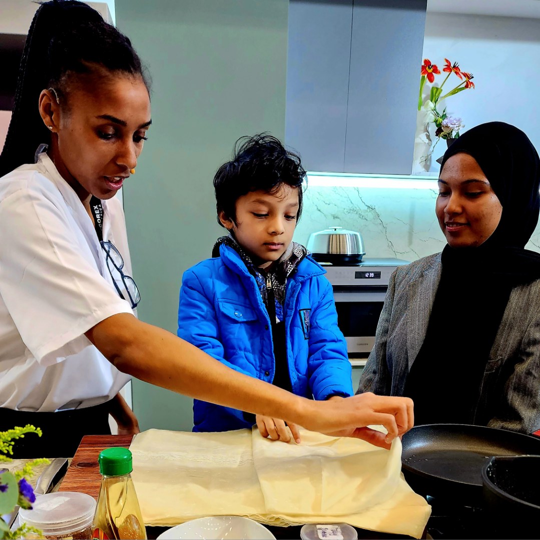 SamsungSA's tweet photo. Everyone was a chef during the Food Jams class at the #SamsungBespoke Cooking Theatre 💙🧑🍳! Chef Jade, Chef Elaine & Sous Chef Mohammed made the best Baklava on the #Samsung Gas Cooker — a perfect treat for the wintertime 🥧
#DecorexCT #Decorex2024 #CulinaryMasters @decorexSA https://t.co/9ZH6vnerIH