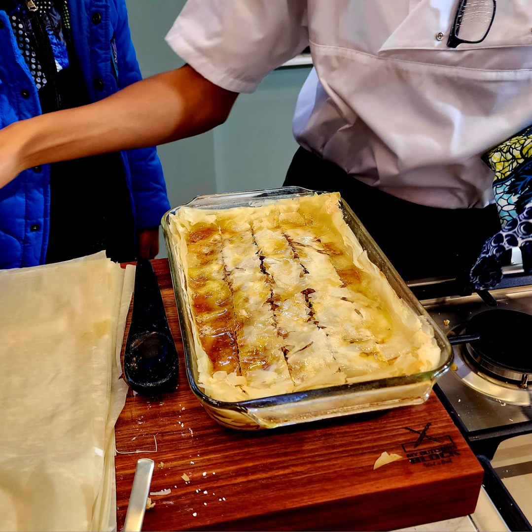 SamsungSA's tweet photo. Everyone was a chef during the Food Jams class at the #SamsungBespoke Cooking Theatre 💙🧑🍳! Chef Jade, Chef Elaine & Sous Chef Mohammed made the best Baklava on the #Samsung Gas Cooker — a perfect treat for the wintertime 🥧
#DecorexCT #Decorex2024 #CulinaryMasters @decorexSA https://t.co/9ZH6vnerIH