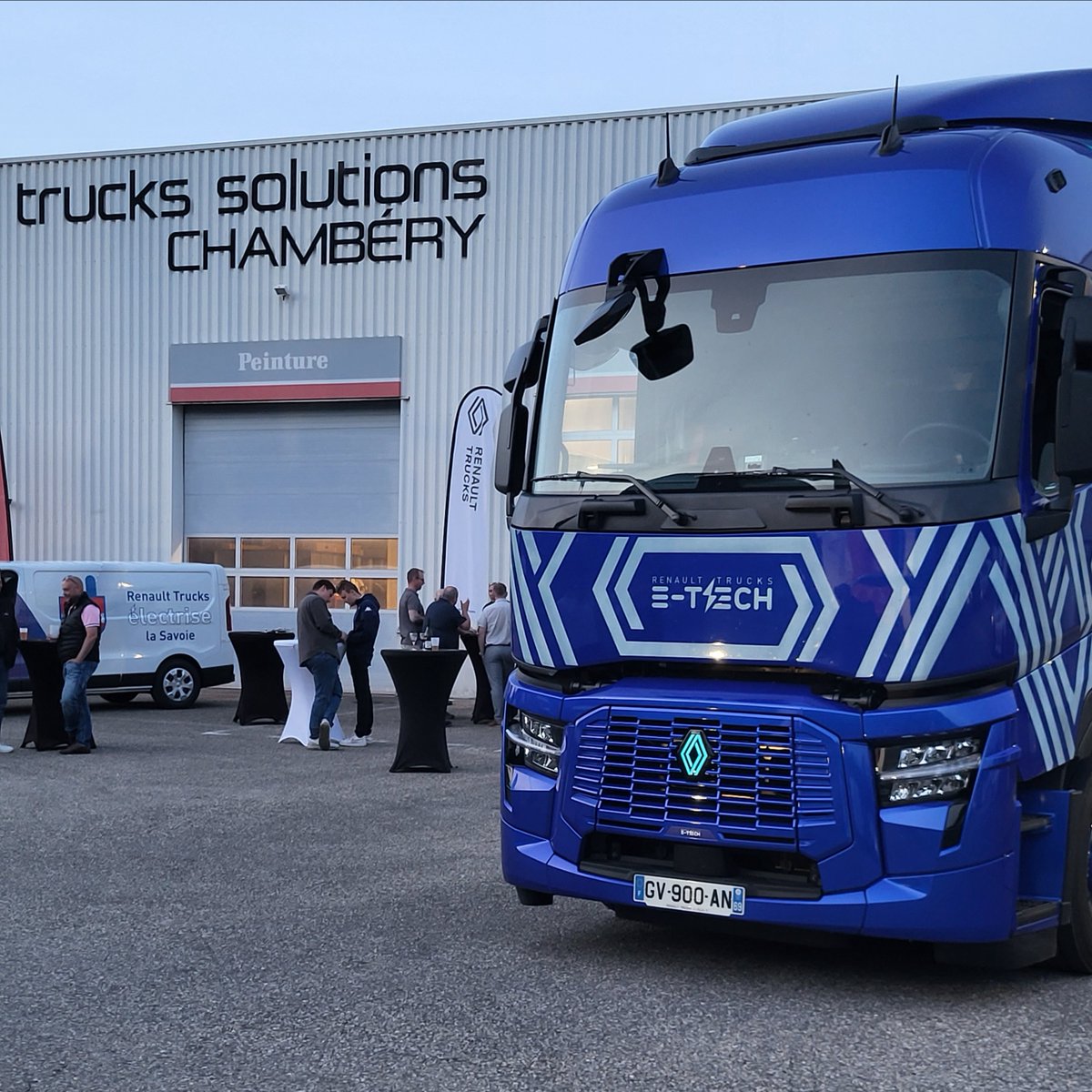 RenaultTrucksCo's tweet photo. 🌟 Thrilled to unveil the Diamond Echo truck to our Chambéry team, bringing innovation and style to the road! 🔌 ✨ 
#JoinTheGoodMove #DiamondEchoRoadshow #Chambery #TheGoodTruck https://t.co/K4P9T5l5GV