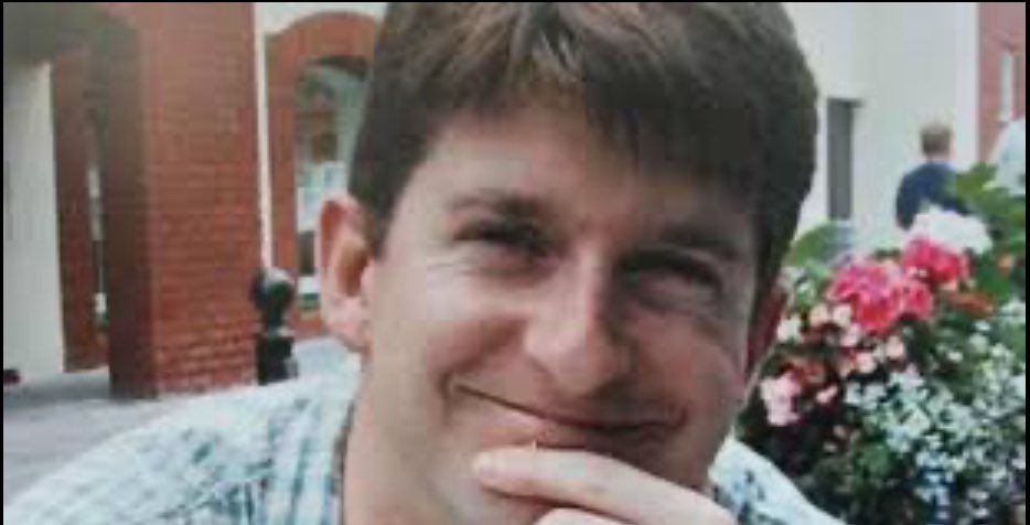 JoFloto's tweet photo. Today marks another anniversary for many of us at the BBC. It’s 20 years since our friend and colleague Simon Cumbers was shot and killed while on assignment in Saudi Arabia. A genuinely lovely man whose smile filled the world around him. Never forgotten Buddy. #CueCumbers https://t.co/i2alT40tdT