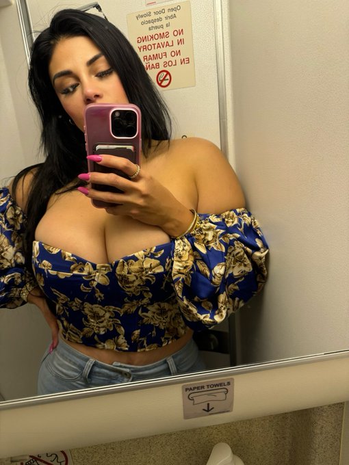 Fotos adentro de el ba&ntilde;o de de la avi&oacute;n 😈✈️ https://t.co/9ibJqRhJj5 https://t.co/CWv7jCczM1