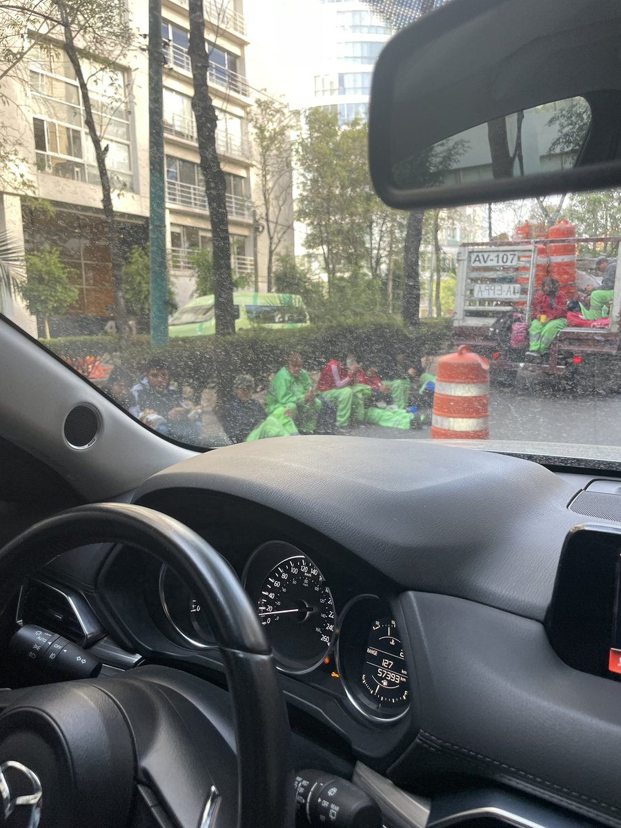 melissa_vl's tweet photo. Parece broma, pero es verdad! @LaSEMOVI @seduviCDMX sentado desayunando bloqueando un carril en plena hora pico! Que nadie los supervisa? Obvio pueden desayunar, pero estacionados sin bloquear el paso! Esto debería estar prohibido! Hagan algo por favor! @SSC_CDMX https://t.co/3GnwQbK4Hb