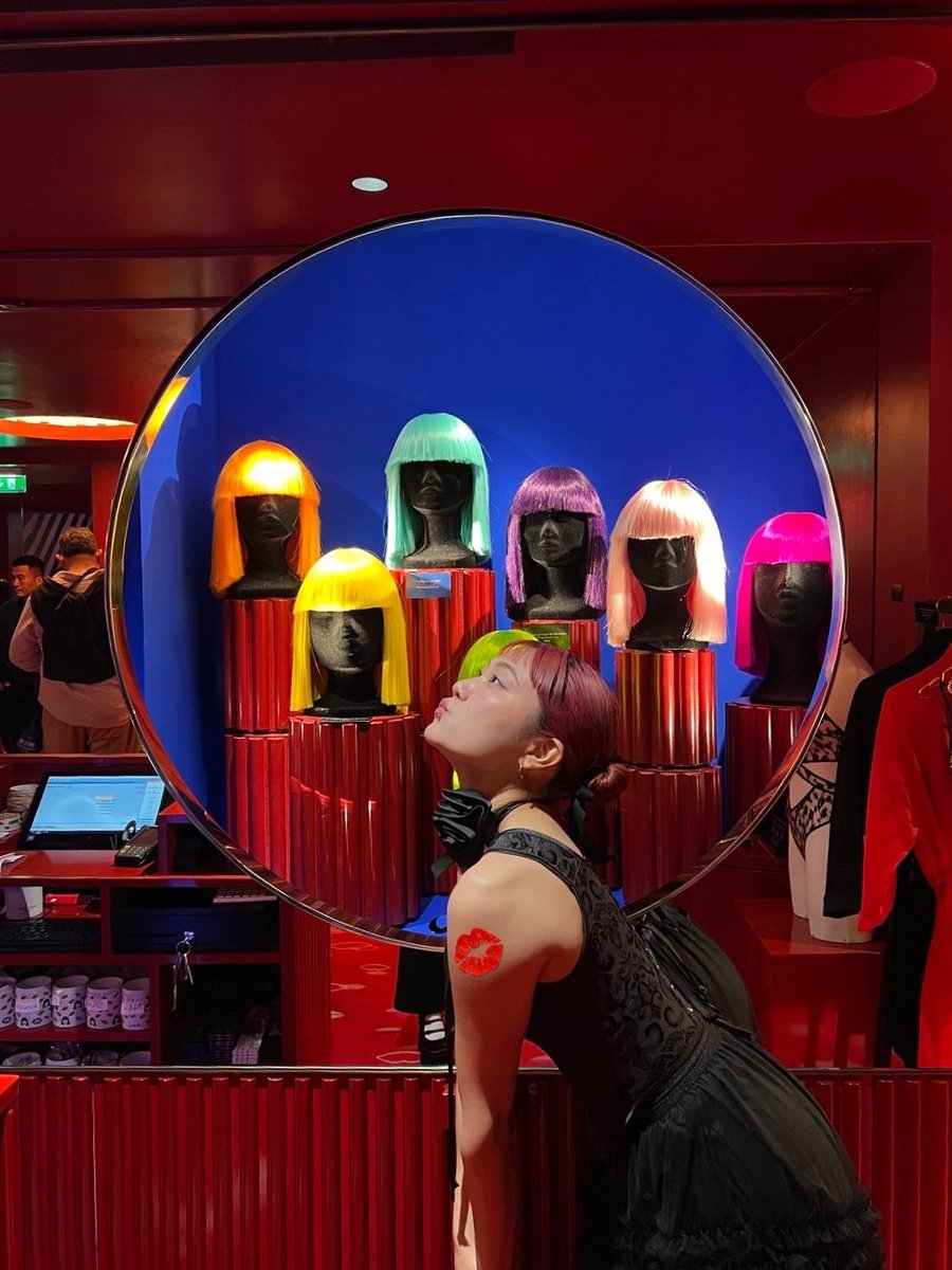 tttkuuurt's tweet photo. Crazy Horse Paris ❤️‍🔥
可愛いお友達出来た✴︎
#paris https://t.co/tGWq03dslV