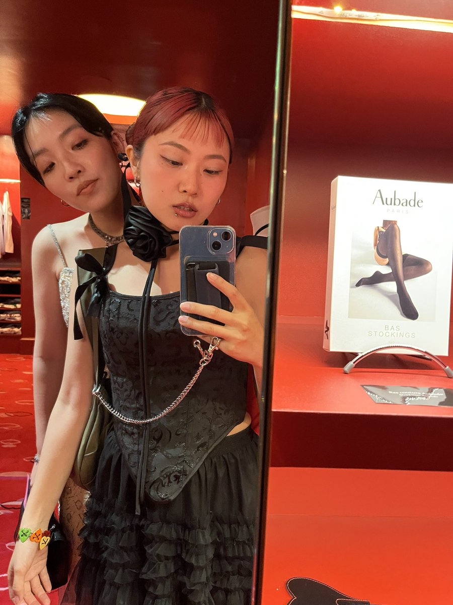 tttkuuurt's tweet photo. Crazy Horse Paris ❤️‍🔥
可愛いお友達出来た✴︎
#paris https://t.co/tGWq03dslV