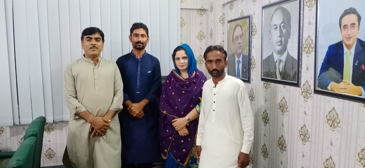 Anayta_Pahore's tweet photo. پی پی ڈیجیٹل میڈیا میرپورخاص کی میٹنگ آج ڈویژن میرپورخاص پی پی ڈیجیٹل میڈیا ہیڈ عنائتہ پہوڑ کی صدارت میں ہوئی، 3 ڈسٹرکٹ عمرکوٹ ، تھر پارکر ، میرپورخاص ، کے ہیڈز اور کوآرڈینٹرز نے شرکت کی ، ڈجیٹل میڈیا کو مظبوط بنانے کا عزم کیا اور اپنے اپنے مسائل کو واضع طور پر سامنے رکھا ۔۔ https://t.co/yhcQjrmotq
