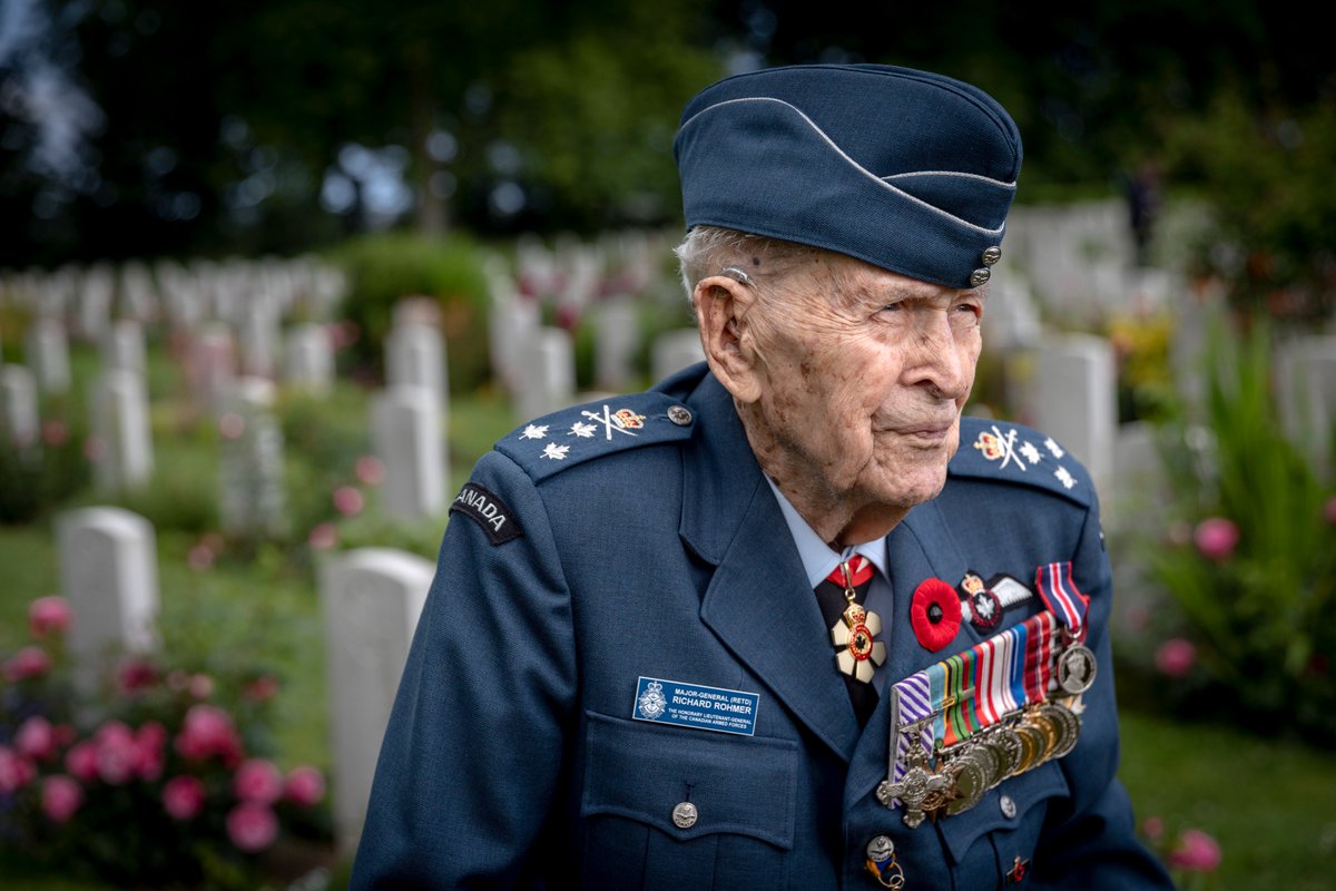 Veteran Major General Richard Rohmer stands at the Canadian War Cemetery during a ceremony to mark the 80th Anniversary of the D-Day landings in Beny-Sur-Mer, northern France, on 5 June 2024. 

📸 <a href="/kiranridley/">Kiran Ridley</a> 
theglobeandmail.com/world/article-…