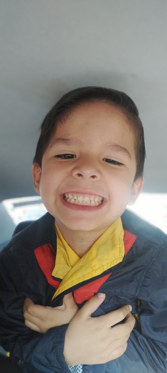 JimenaGoni's tweet photo. @aesquinca queremos llevar a mi papá a ver BlueManGroup. 
Lorenzo y Victoria (que ya entro a clases) #caminitoalaescuela ♥️ https://t.co/h3RDfoIU48