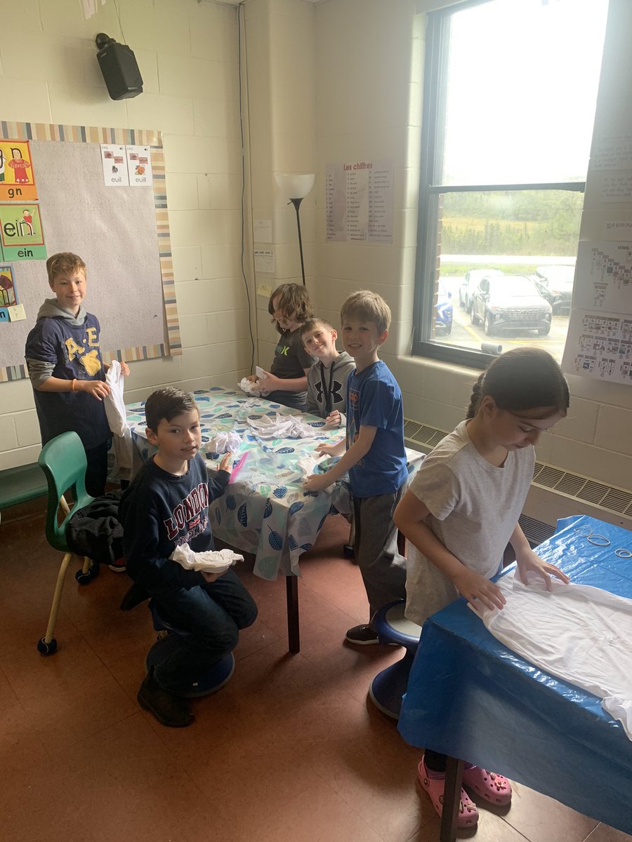 Tie dying has started in our grade four classes. There will be rays of colors for our grade 4 Leaving Ceremony next week.