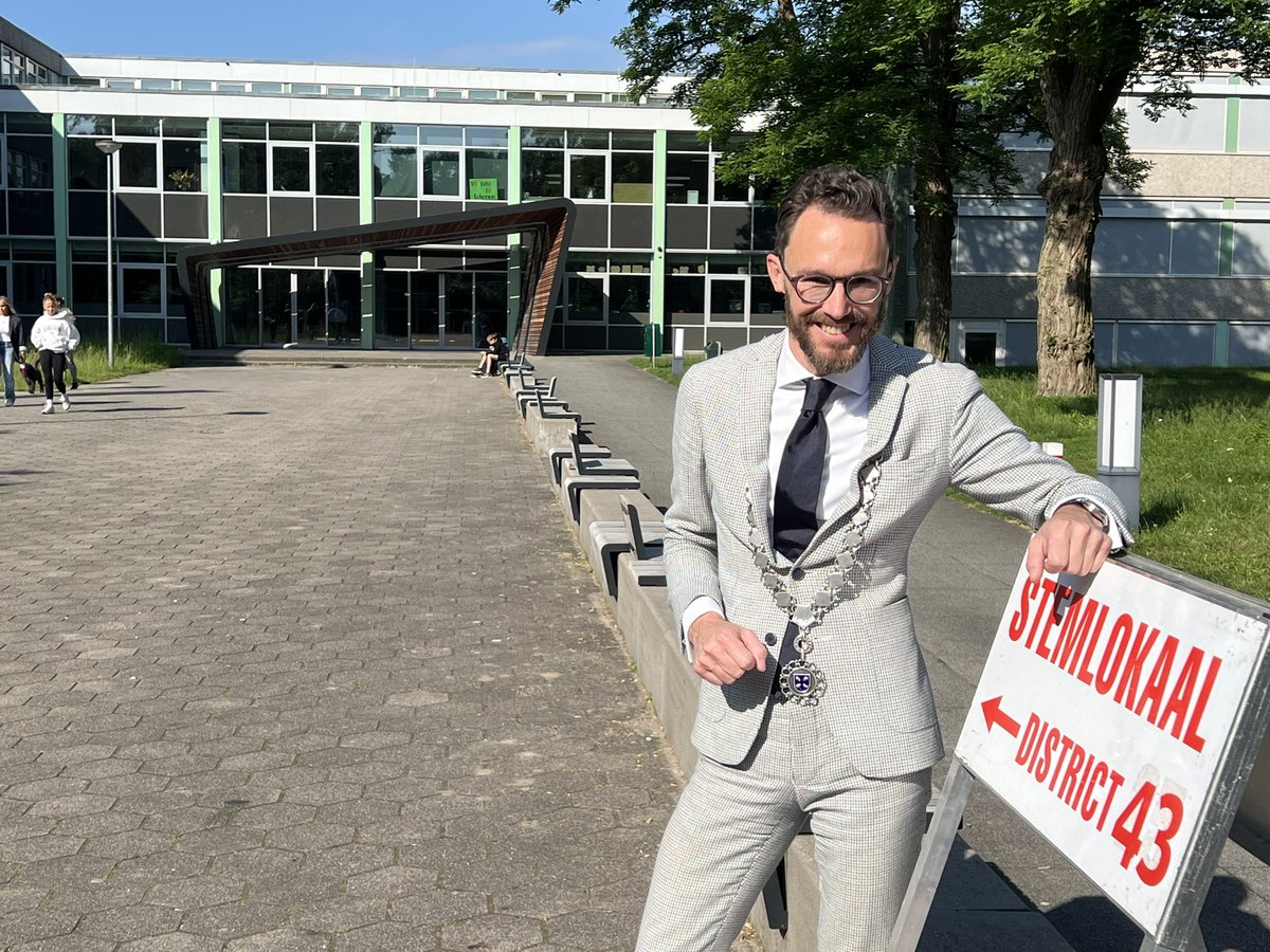 Juist op D-Day is het extra bijzonder stil te staan bij het feit dat het een enorm (voor)recht is in vrijheid te kunnen stemmen. Het kan nog tot 9 uur vanavond, dus vier je vrijheid en stem! ✏️🇪🇺