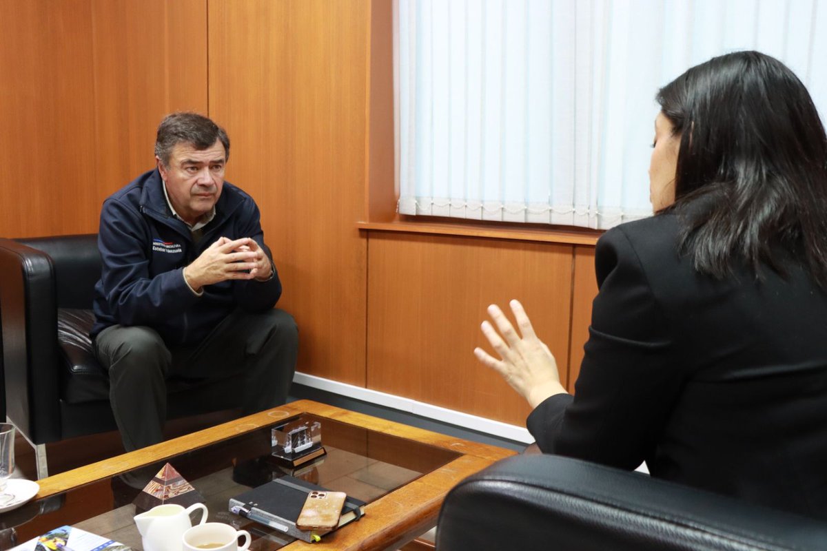 📍Delegada Presidencial Regional de Los Lagos <a href="/Giovimoreira/">Giovanna Moreira A.</a> recibe saludo protocolar de Ministro de Agricultura <a href="/tvalenzuelavt/">Esteban Valenzuela Van Treek</a>, quien visita la zona en el marco de la sesión de la Comisión de Agricultura, Silvicultura y Desarrollo Rural que se desarrolla en #PuertoVaras.